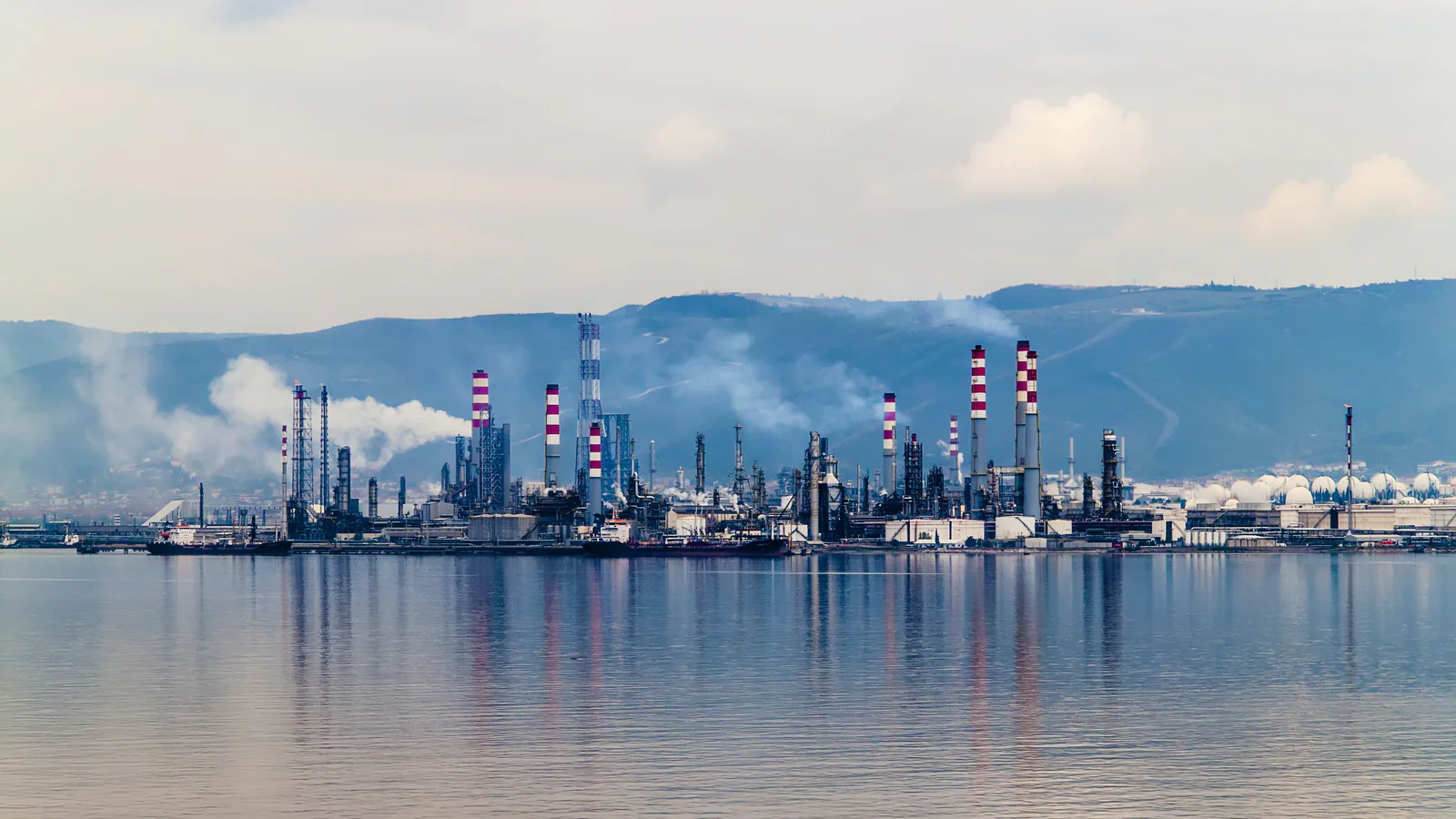 Big Oil’s $26.6B Signal: Hormuz and Inflation Risk